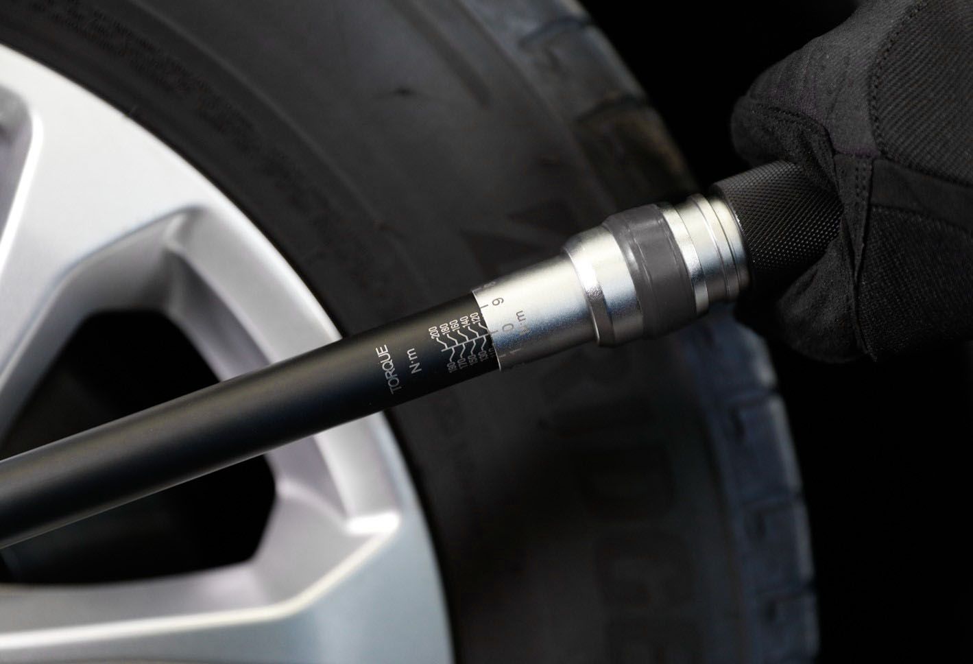 How to use a torque wrench
